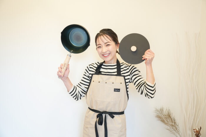 サソセチャンネルSakiのキッチンブランド「Saki-na(サキーナ)」がスタート！第１弾は万能鉄鍋とキッチンエプロン